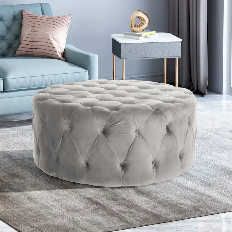 Pouf rotondo trapuntato in velluto Orla Modern Glam di Christopher Knight Home