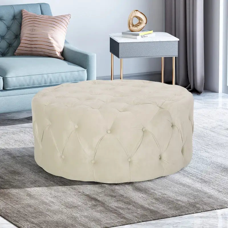 Pouf rotondo trapuntato in velluto Orla Modern Glam di Christopher Knight Home