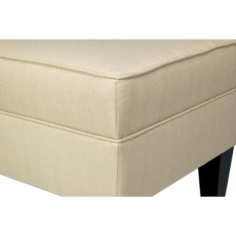 Pouf quadrato rivestito in tessuto con profilo saldato