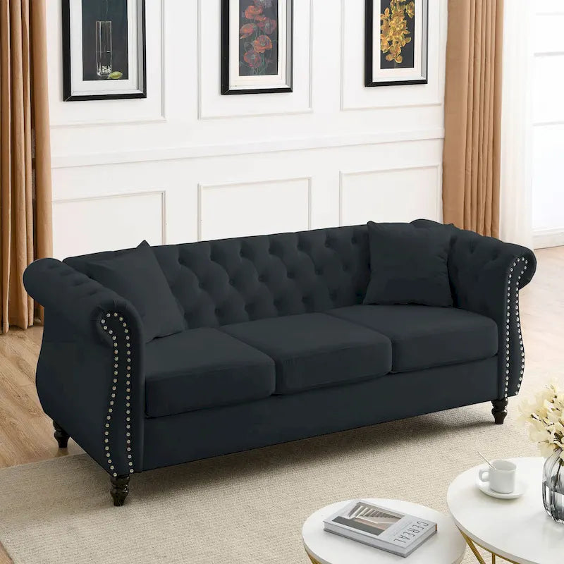 [Video] Divano Chesterfield 80 pollici in velluto nero per soggiorno, divano a 3 posti imbottito con braccioli arrotolati e borchie decorative