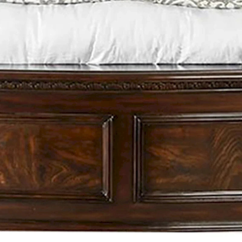 Letto matrimoniale Eastern King in legno con testiera intagliata, marrone