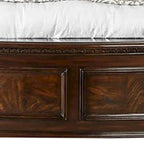 Letto matrimoniale Eastern King in legno con testiera intagliata, marrone